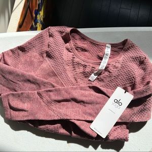 alo yoga wanderer top